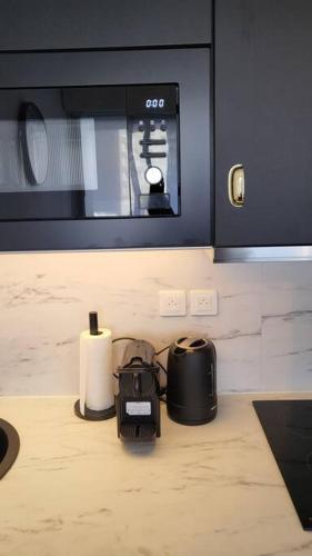 Il comprend une cuisine équipée d'un four micro-ondes et d'un grille-pain. dans l'établissement La Suite de Lily, à Talence