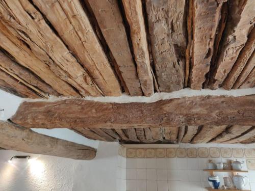 a ceiling in a kitchen with wooden beams at VILLA VILATA A PADERN DANS LES CORBIÈRES SAUVAGES in Padern