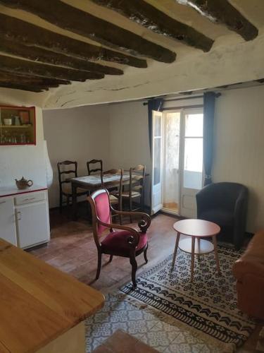 un salon avec une table et une chaise dans l'établissement VILLA VILATA A PADERN DANS LES CORBIÈRES SAUVAGES, à Padern
