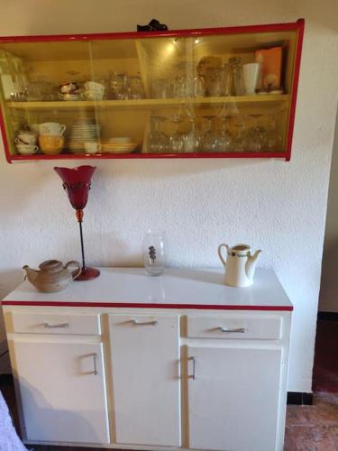 un meuble blanc avec un vase au-dessus dans l'établissement VILLA VILATA A PADERN DANS LES CORBIÈRES SAUVAGES, à Padern