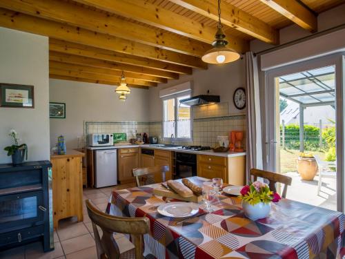 een keuken en eetkamer met een tafel en stoelen bij Holiday Home Rève de Plage by Interhome in Santec