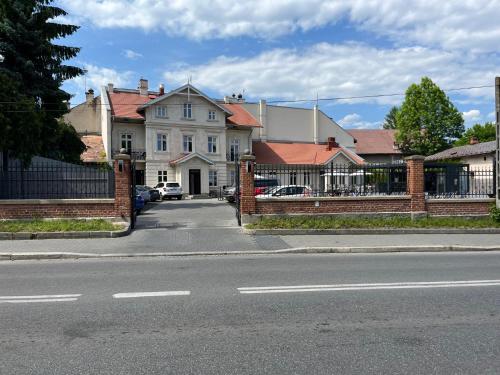 een huis met een hek aan de kant van een straat bij APARTAMENT CENTRUM MIASTA PARKING in Nowy Sącz