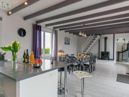 Una cocina y una sala de estar con mesa y sillas. en Holiday Home Brise Marine by Interhome, en Cléder