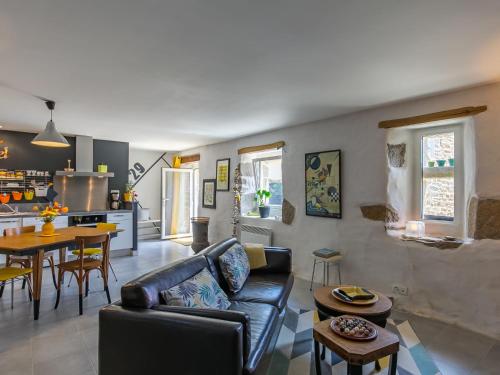 un salon avec un canapé et une table dans l'établissement Holiday Home Aven by Interhome, à Trégunc