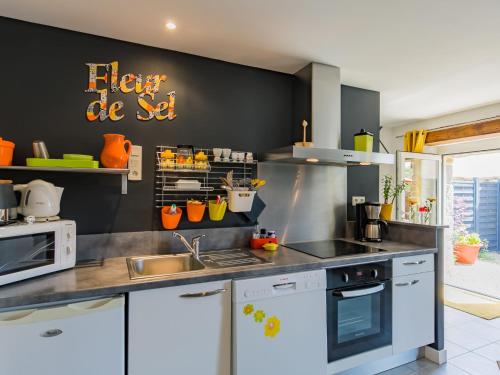 une cuisine avec un évier et un plan de travail dans l'établissement Holiday Home Aven by Interhome, à Trégunc