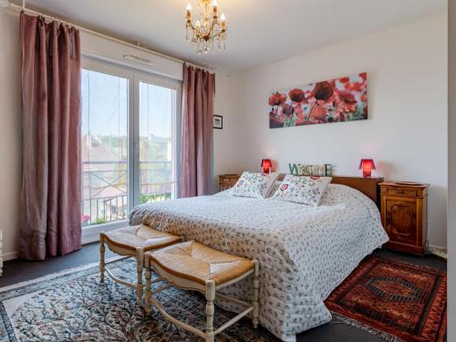 une chambre avec un lit et une grande fenêtre dans l'établissement Apartment Elisa-1 by Interhome, à Trouville-sur-Mer
