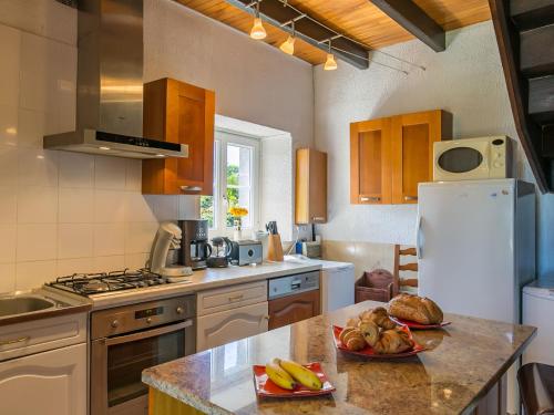 una cocina con nevera blanca y una bandeja de fruta en la barra en Holiday Home Ty Keriquel by Interhome, en Névez