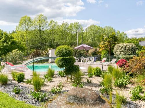 トレガンにあるHoliday Home Villa Rocuet by Interhomeの庭園内のプール(椅子、パラソル付)