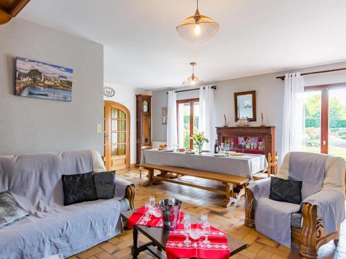 un salon avec une table de ping-pong dans l'établissement Holiday Home Villa Rocuet by Interhome, à Trégunc