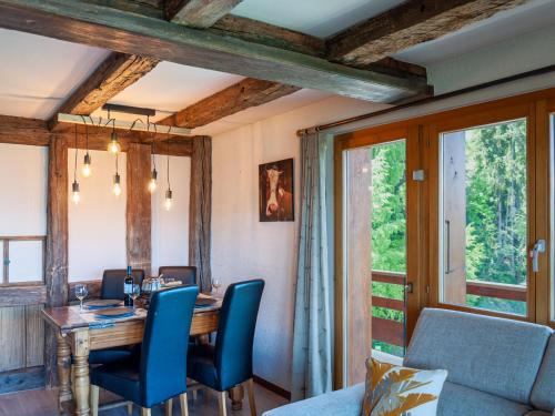uma sala de jantar com uma mesa e cadeiras azuis em Apartment Quille du Diable 44 by Interhome em Nendaz