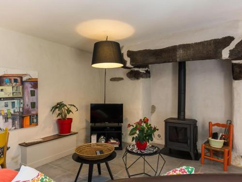 un salon avec une cheminée dans l'établissement Holiday Home Belon by Interhome, à Trégunc