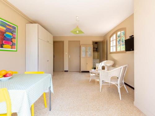 une salle à manger avec une table et des chaises dans l'établissement Studio L'Ayguade-2 by Interhome, à Hyères