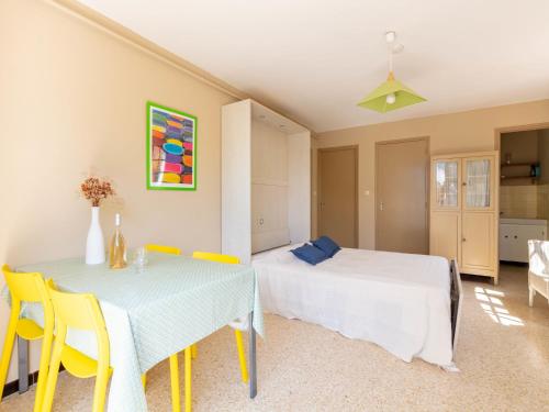 une chambre avec un lit, une table et des chaises dans l'établissement Studio L'Ayguade-2 by Interhome, à Hyères