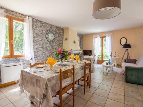 une cuisine et un salon avec une table et des chaises dans l'établissement Holiday Home Chastagnol by Interhome, à Le Chastang