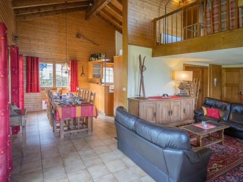 een woonkamer met een bank en een eetkamer bij Chalet Falaises by Interhome in Ovronnaz