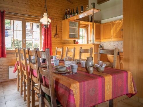 una sala da pranzo con tavolo e sedie in cucina di Chalet Les Falaises by Interhome a Ovronnaz