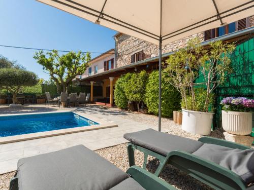 Bazén v ubytování Holiday Home Villa Lucky by Interhome nebo v jeho okolí