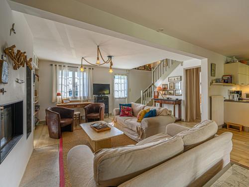 un salon avec un canapé et une table dans l'établissement Villa Mané by Interhome, à La Trinité-sur-Mer