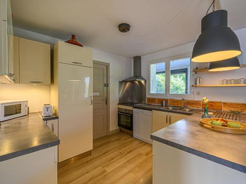 une cuisine avec un réfrigérateur blanc et un évier dans l'établissement Villa Mané by Interhome, à La Trinité-sur-Mer