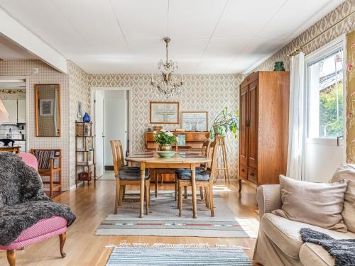 uma sala de jantar com mesa e cadeiras em Holiday Home Mölltorp - VGT119 by Interhome em Mölltorp