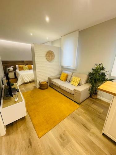 ポンテベドラにあるAlex Loftのソファとベッドのあるリビングルーム