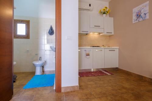 Baño pequeño con aseo y lavamanos en Mamba House 3, en Melendugno