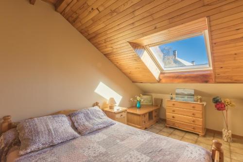 Un dormitorio con una cama grande y una ventana en Vacances La Montagne en Saint-Julien-en-Champsaur