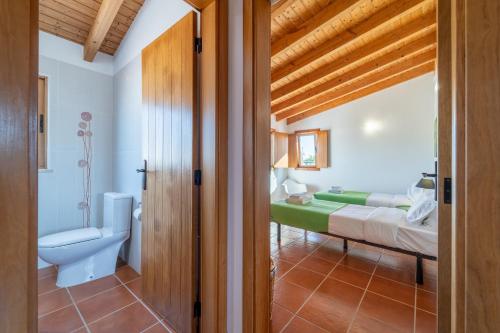 ein Bad mit einem Bett und einem WC in einem Zimmer in der Unterkunft Villa Oasis in Aljezur