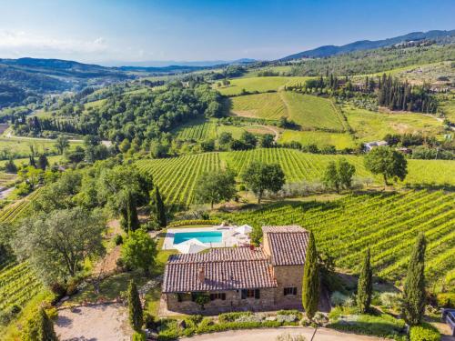 una vista aérea de una villa en un viñedo en Holiday Home Casa 360 by Interhome, en Greve in Chianti