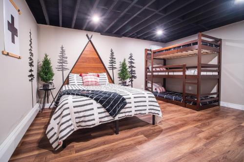 霍利2 Houses, 22+Guests, 2 Hot Tubs, Renovated, Events Welcome!的一间卧室配有一张床和双层床