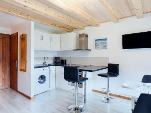 une cuisine avec une table et des chaises dans une pièce dans l'établissement Apartment Les G'rets-12 by Interhome, à Saint-Gervais-les-Bains