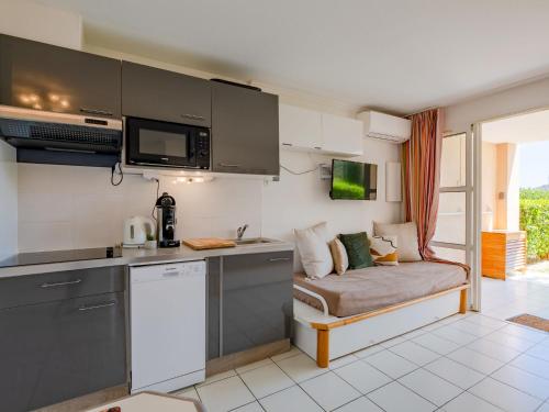 - une petite cuisine avec un canapé dans l'établissement Apartment L'Esquinade - F6 015 by Interhome, à Agay