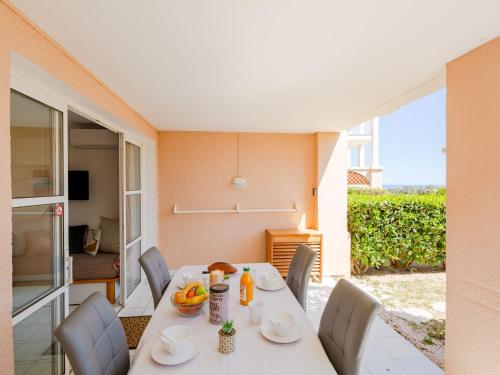 une salle à manger avec une table et des chaises dans l'établissement Apartment L'Esquinade - F6 015 by Interhome, à Agay