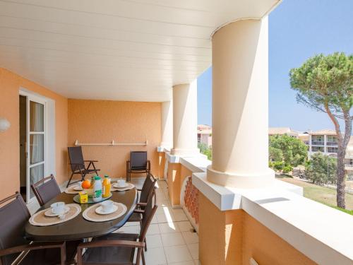 un balcon avec une table et des chaises dessus dans l'établissement Apartment L'Esquinade - G3 122 by Interhome, à Saint-Raphaël