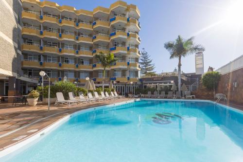 una gran piscina frente a un hotel en Hotel LIVVO Veril Playa, en Playa del Inglés