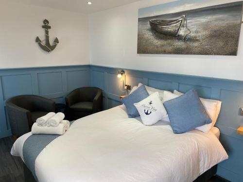 een slaapkamer met een bed en een foto van een boot bij Marina Studio in Irvine