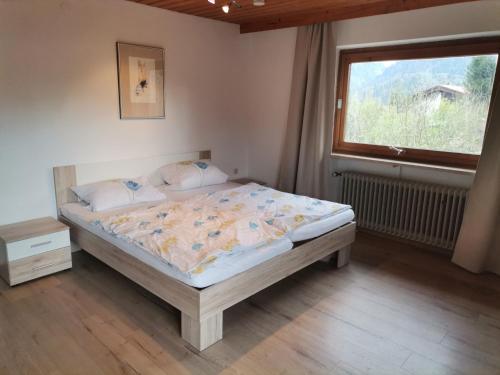 Postel nebo postele na pokoji v ubytování Ferienwohnung Hochstaufen - Chiemgau Karte