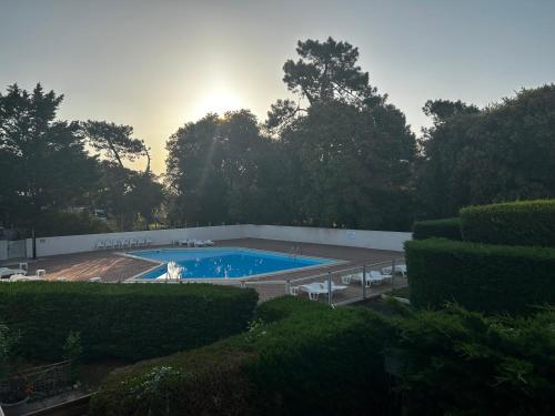 - une grande piscine dans une cour arborée dans l'établissement Appartement T2 superbe, à Grand-Village-Plage