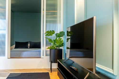 Award Winning Design Apt City Center - River View by lisbeyond