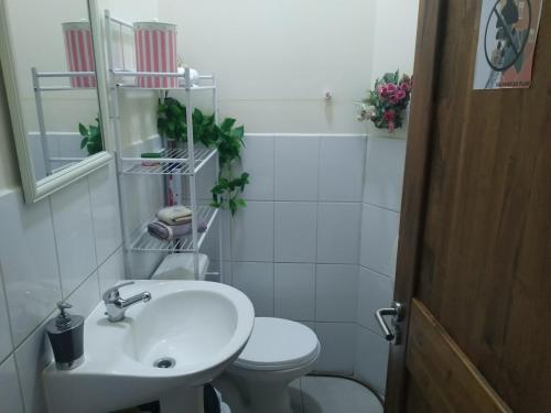a white bathroom with a sink and a toilet at Valparaíso Plan, cercano al Congreso Nacional in Valparaíso