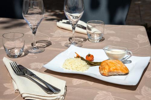 Gallery image of Hôtel A Jayac - Logis Hotels in Laval