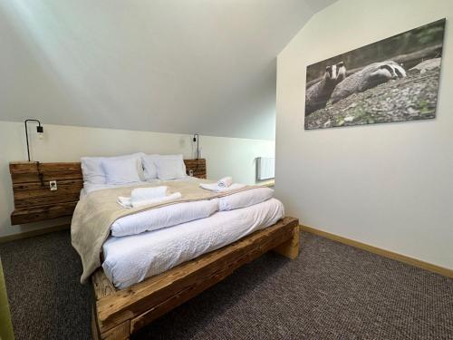 a bedroom with a bed with two towels on it at Pensiunea Vis Alpin Belis in Beliş