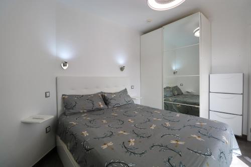 um quarto com uma cama e um espelho grande em Beachview Haven Apartment 1-BR em Playa del Cura