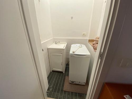 een kleine badkamer met een toilet en een wastafel bij Al civico 6 in Ispica
