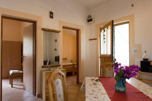ein Zimmer mit einem Tisch mit einer Blumenvase darauf in der Unterkunft House Petra in Sali