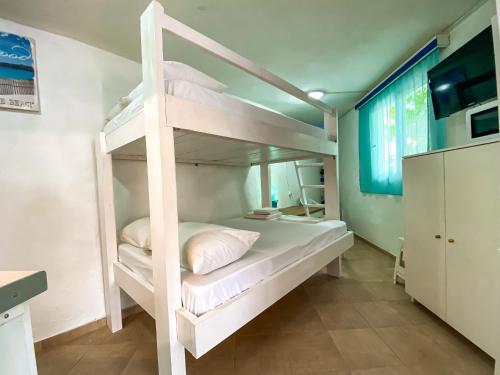 En eller flere senge i et værelse på Sea View Studio Armenistis Ikarias No2