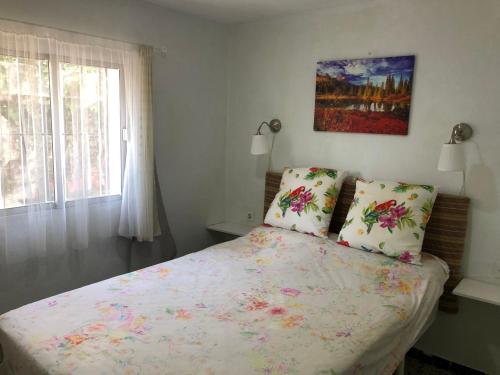 メディナ・シドニアにあるTranquila Casa de Campo cerca de Chiclanaのベッドルーム(ベッド1台、窓付)