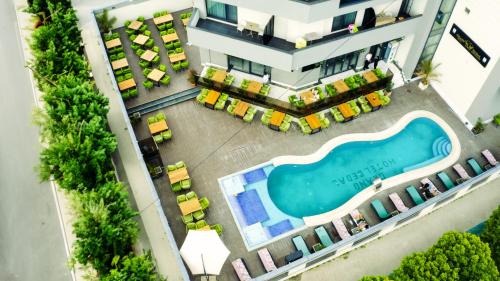 an overhead view of a building with a swimming pool at Hotel Grand Dedal in Mamaia Nord