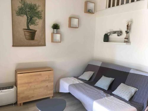 een kleine slaapkamer met een bed en een plant aan de muur bij L'Oustau L'Eucalyptus in Mouriès