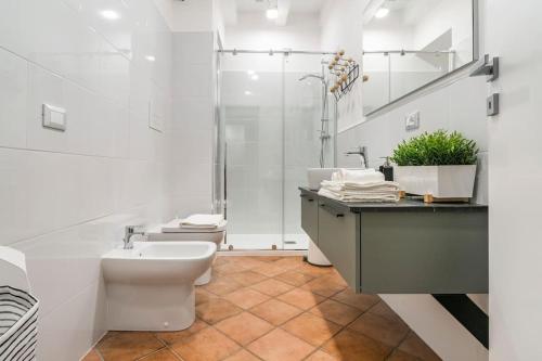 ein Bad mit einem WC, einem Waschbecken und einer Dusche in der Unterkunft L'Atelier del Centro: tra design, storia e fascino in Brescia